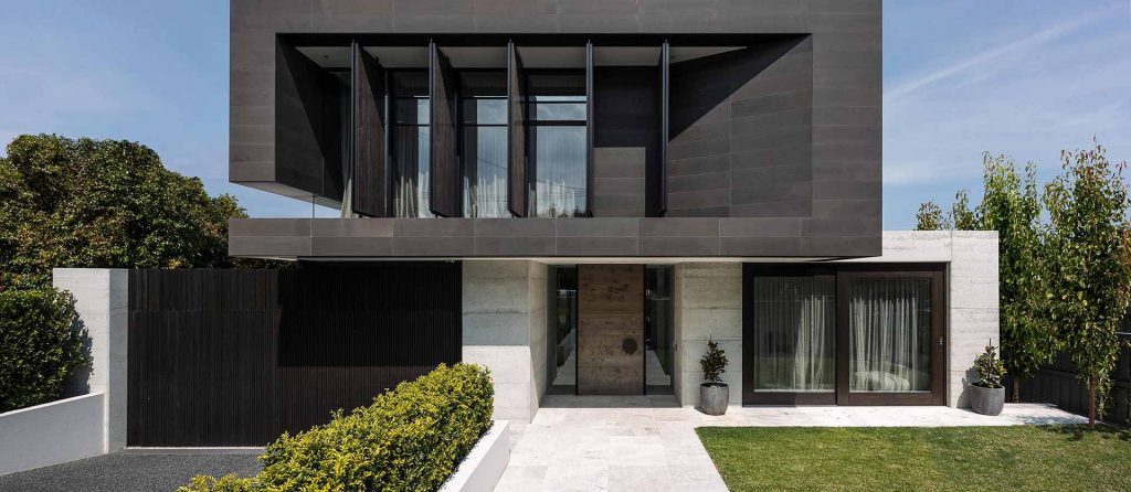 An exterior photo of a sleek, new construction home in Los Angeles